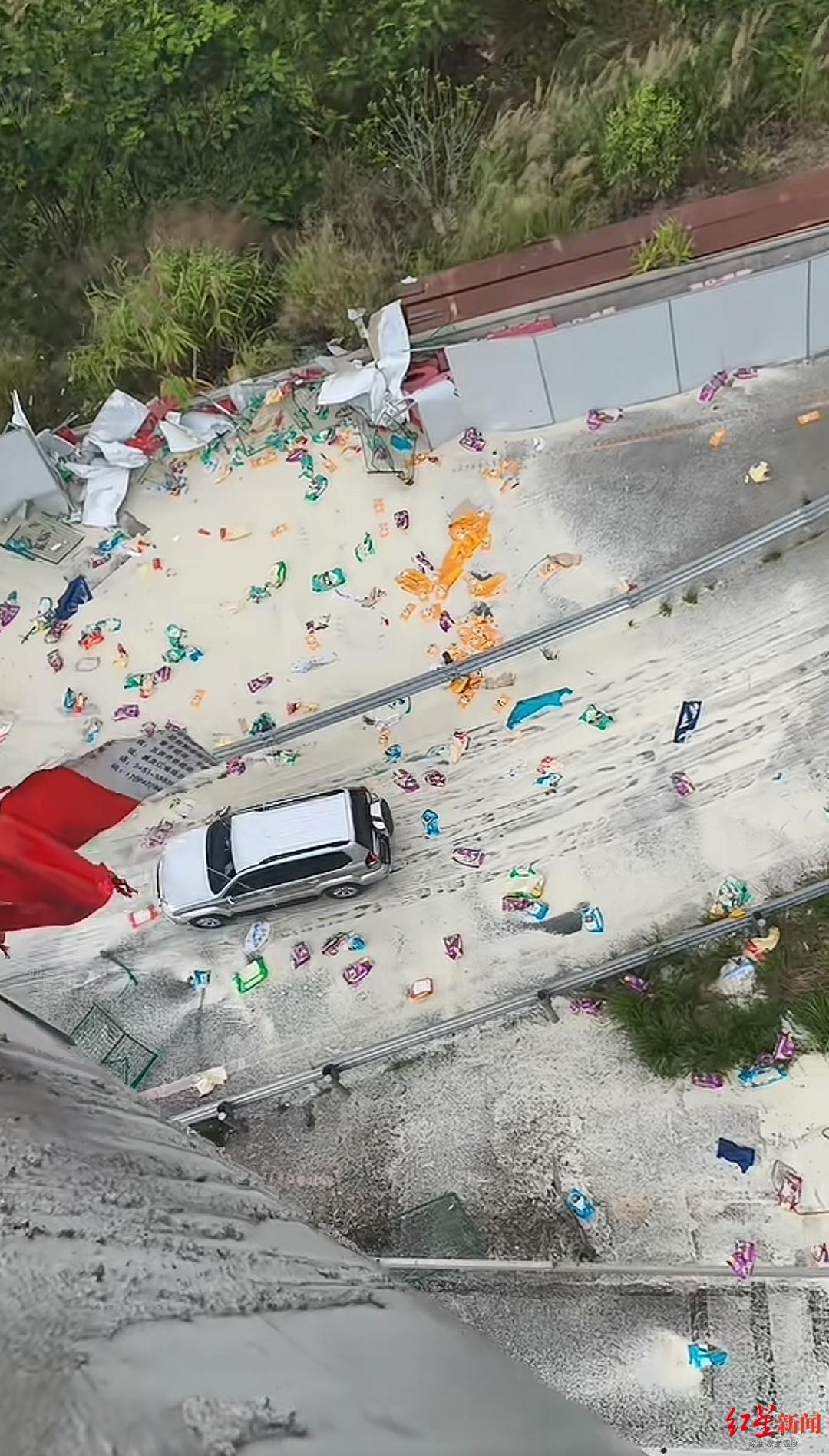 【#货车高速侧翻多人协助搬货至路边#】#五常大米散落高速多人协助搬运# 3月26