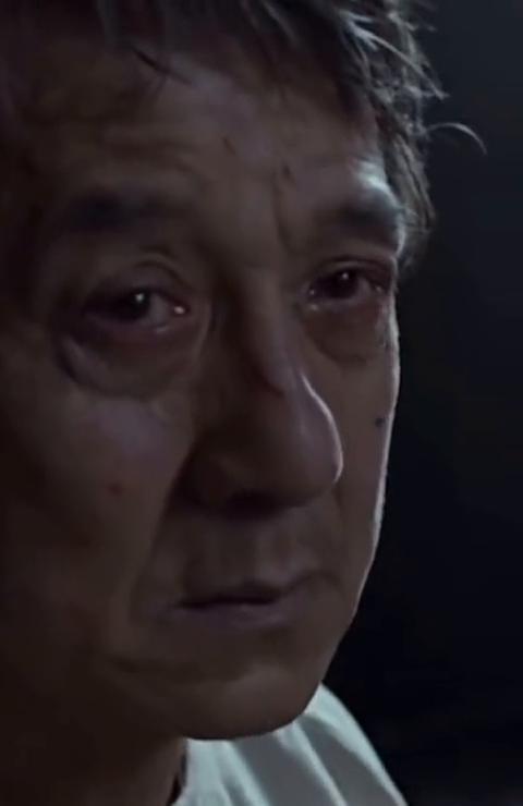 亲爱的朋友们，我是成龙。你们说龙叔怎么这么老实？人都会老的，我很开心自己可以老做