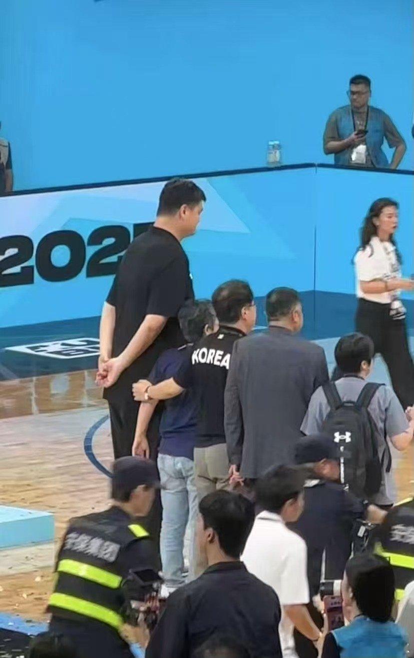 姚明亮相杭州亚洲大学生篮球联赛 哇哦！姚明来到了杭州亚洲大学生篮球联赛，他可是中