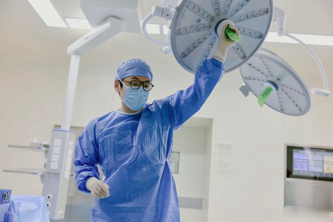 白客每个角色都在交五险一金电影魔方小姐内娱最会塑造打工人的演员，白客自带浓厚社畜