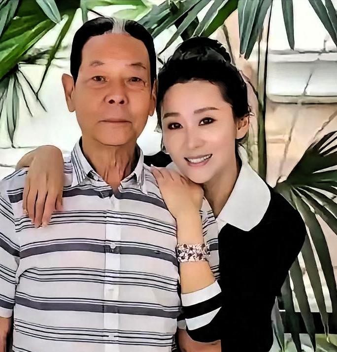 罗晋掏光家底凑20万救她爸。现任送私人飞机，配国家队教练。

前者说：“我连给她