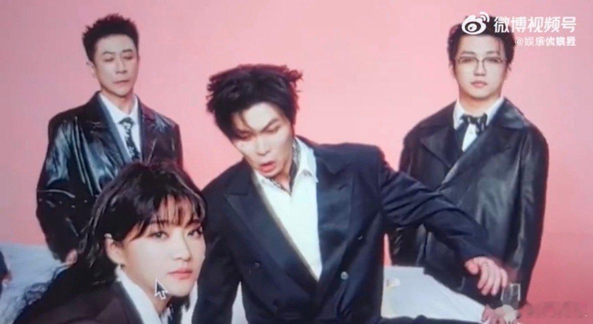 左凌峰掀桌了谁懂啊！左凌峰在喜人总决赛掀桌也太拼了，用劲儿超足，周围朋友笑到停不