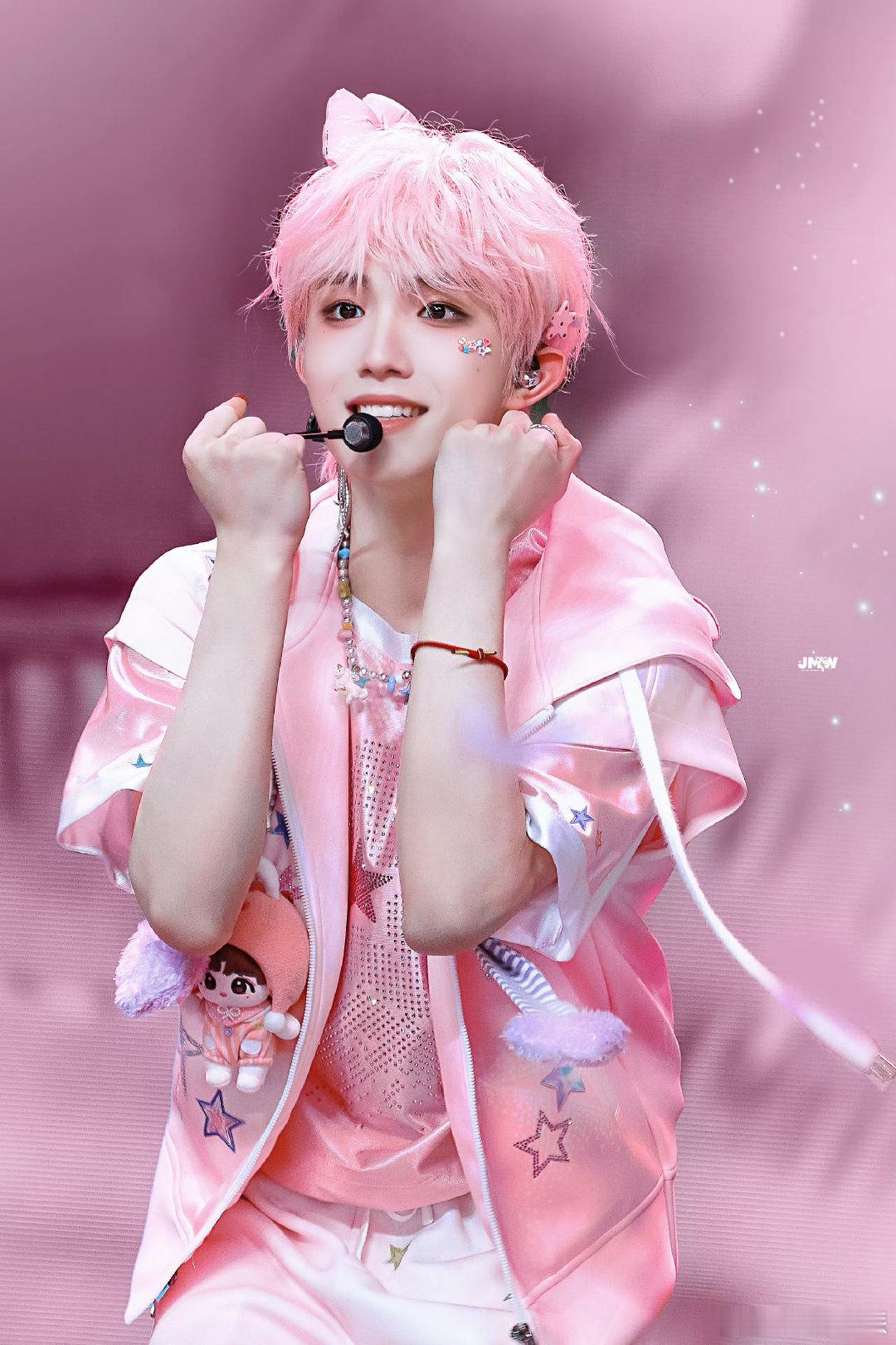 苏新皓人形水蜜桃TOP更新站位谁看了不喊一句苏新皓是人形水蜜桃！脸蛋饱满粉嫩，气