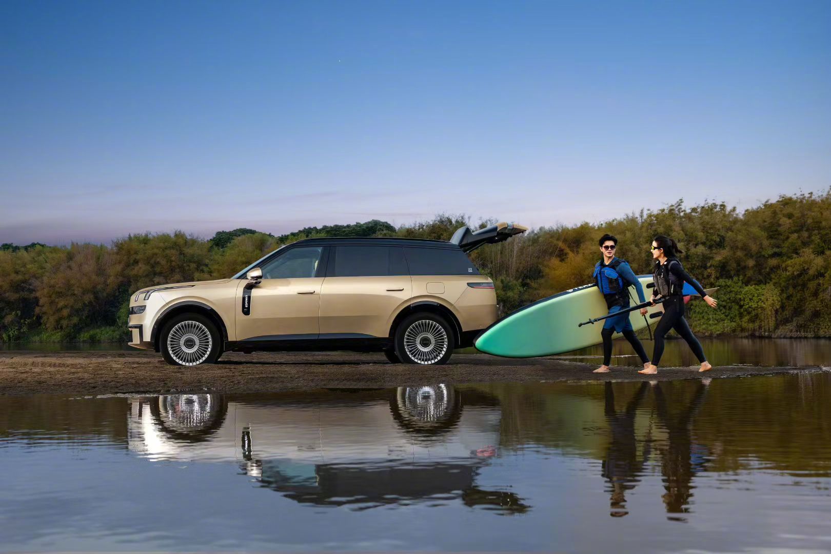 领克900上市后市场表现一直很稳，月销稳定在2000多台，在中大型SUV里排名靠