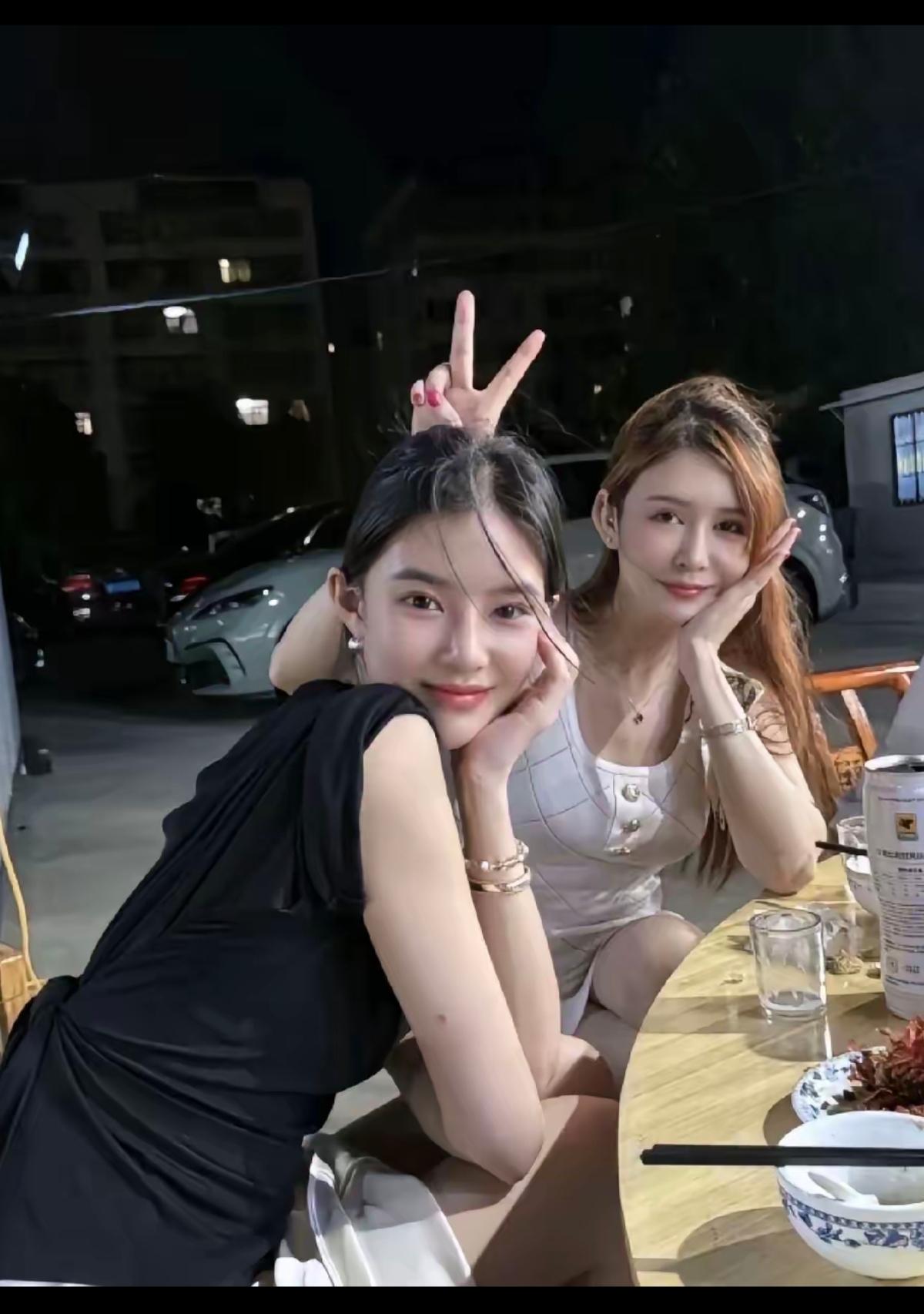 我觉得白色衣服女孩子很活泼很好看，你觉得呢？