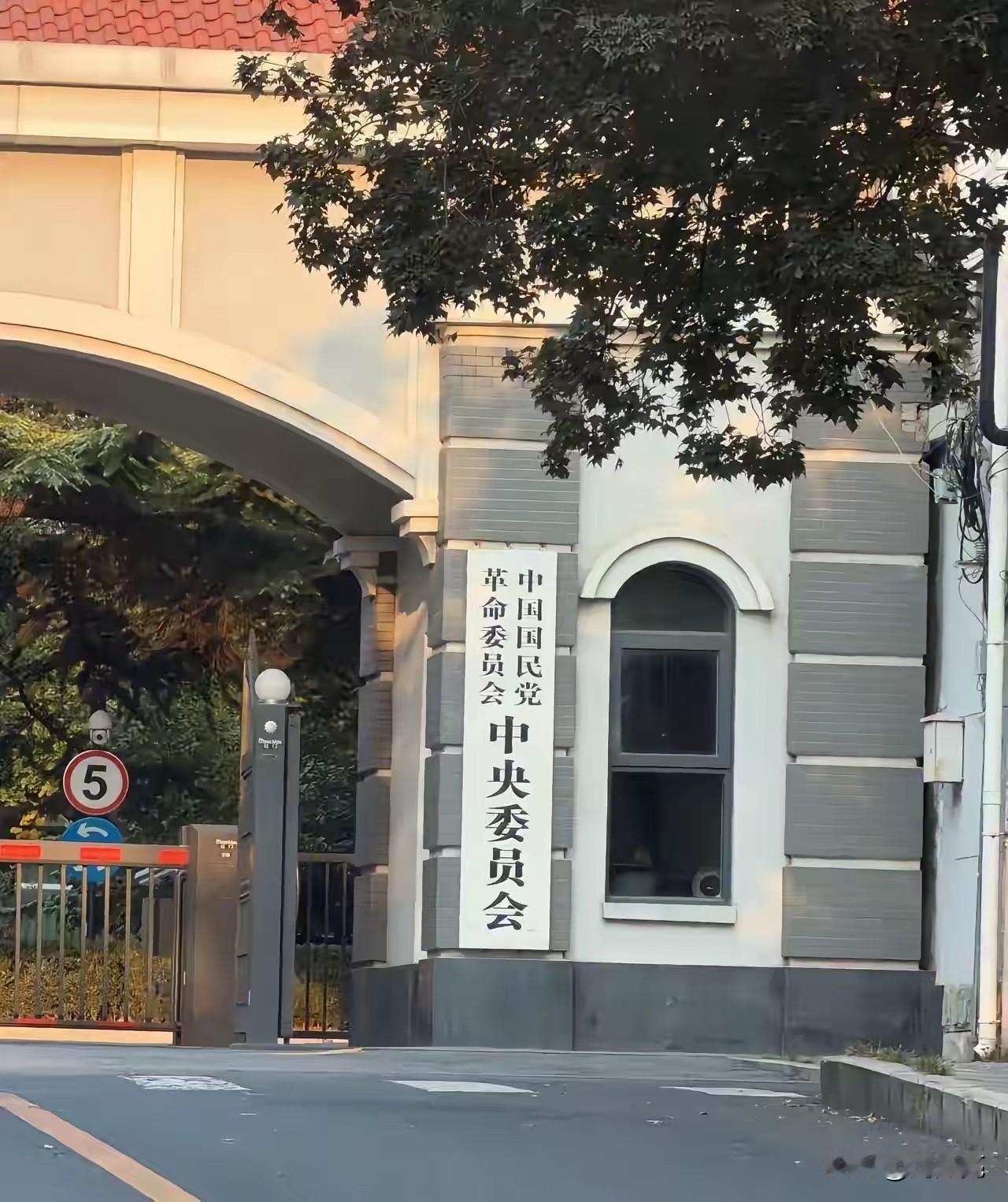 在这里面上班的人，最应该成为推动祖国统一大业的表率！