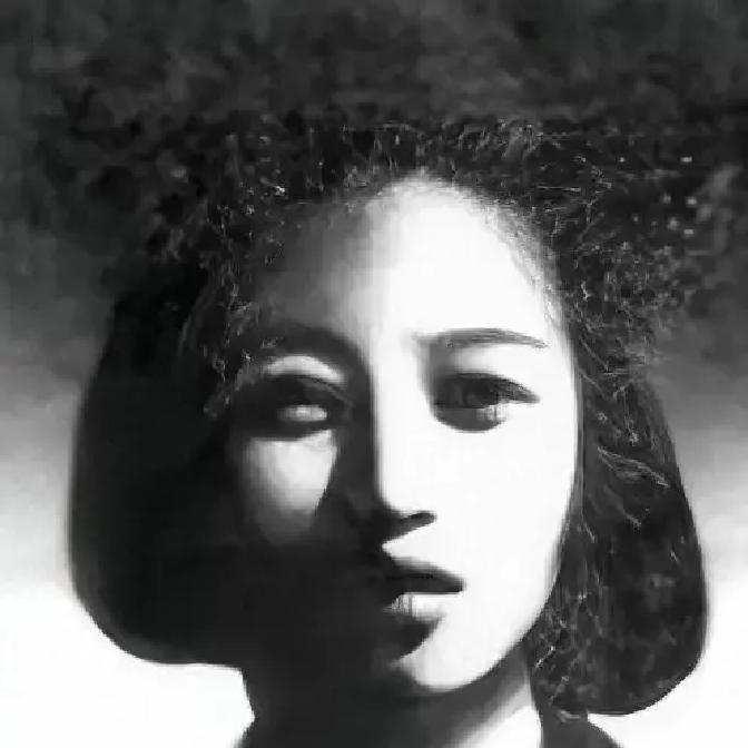 1948年重庆渣滓洞牢狱，曾紫霞刚入党就被捕，未婚夫刘国鋕同牢，她目睹拷打枪响，