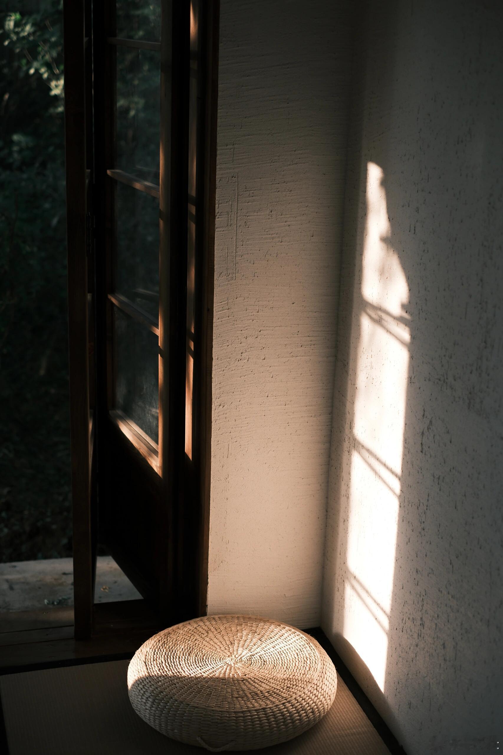 后来她学会了一个人吃饭、旅行、独自走走停停她学会了很多事。她不再需要对面坐一个人