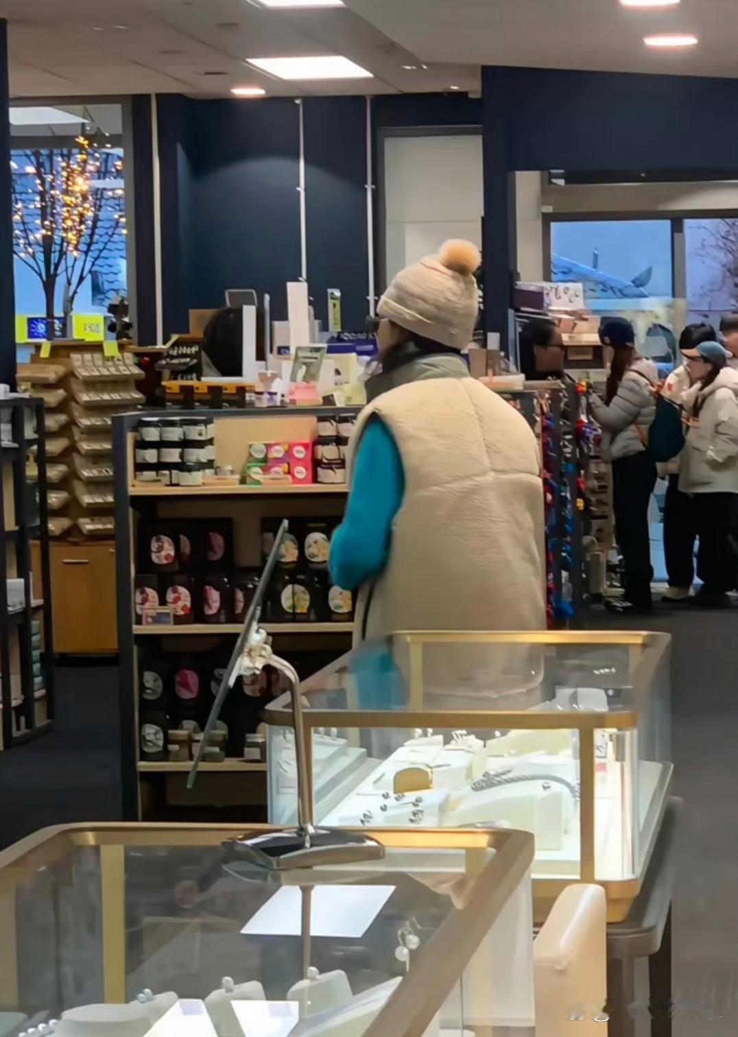 29岁章若楠素颜出游穿搭简单松弛，待人随和，完全没有明星架子！ ​​​