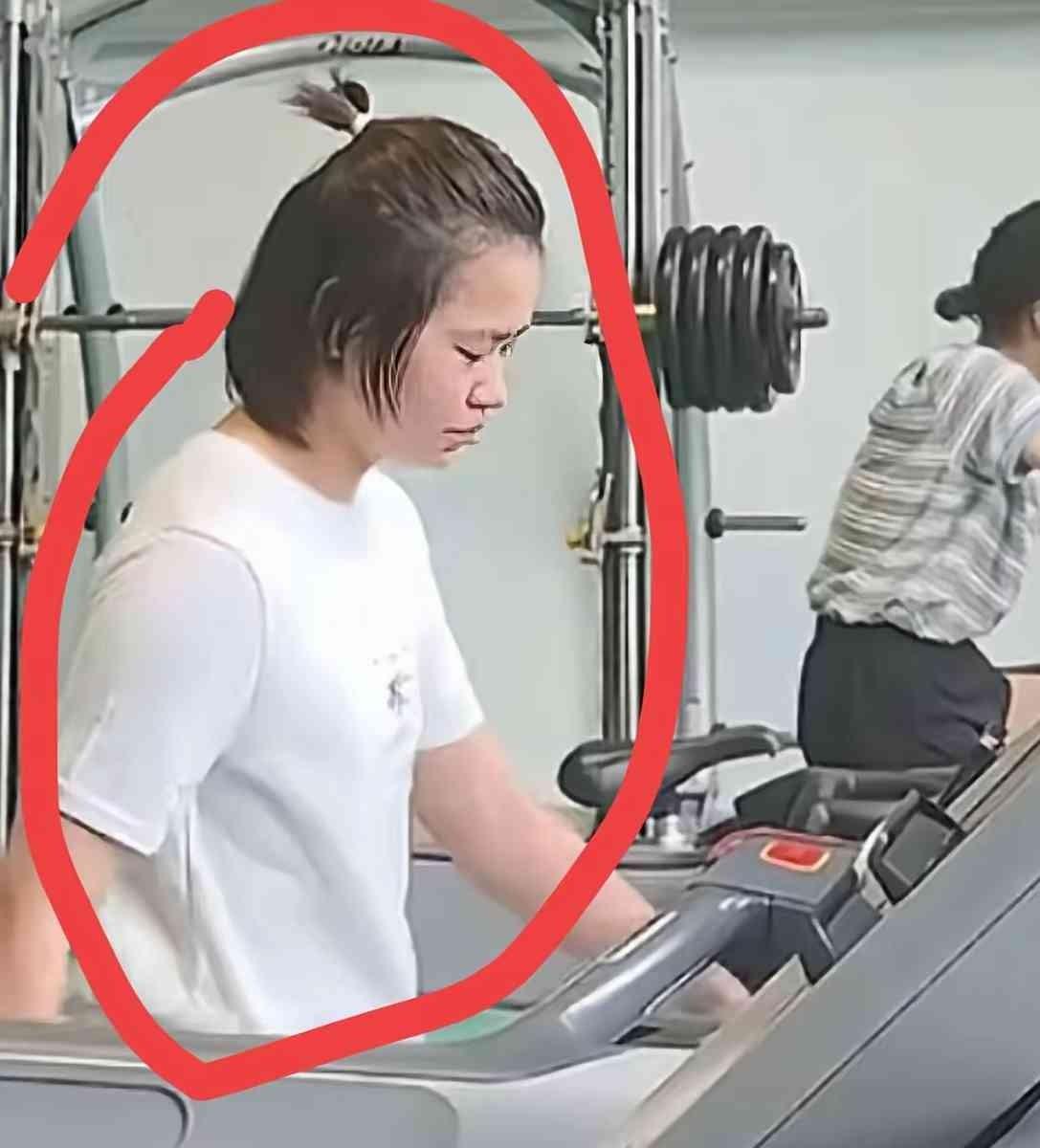 全红婵那个背影，我看第一眼就明白了。
她归队冬训，自己提着包往场馆里走。个子是高