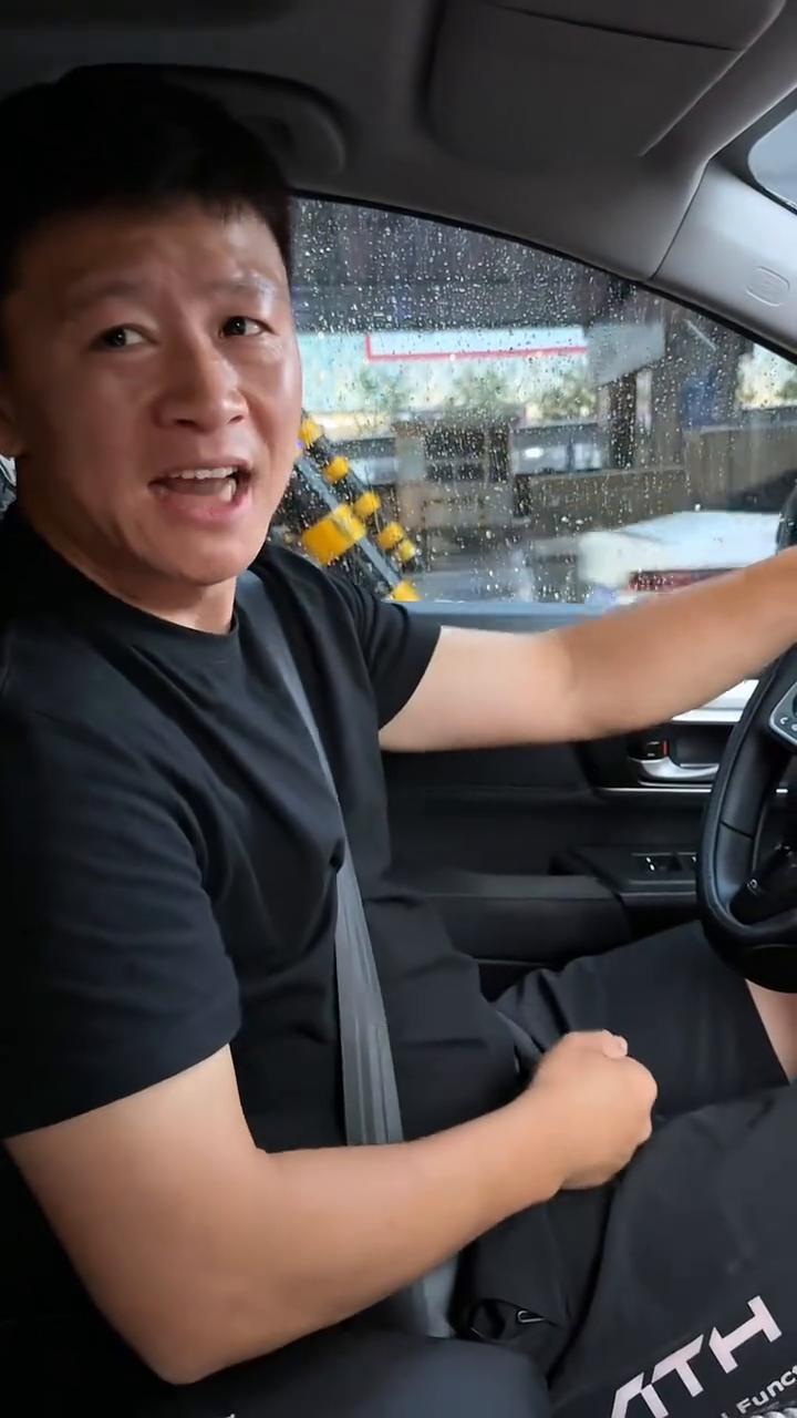 下雨了，外面下大雨，还有闲心摸这摸那的，一天天。要不坐后面去，一天碍事。够了，都