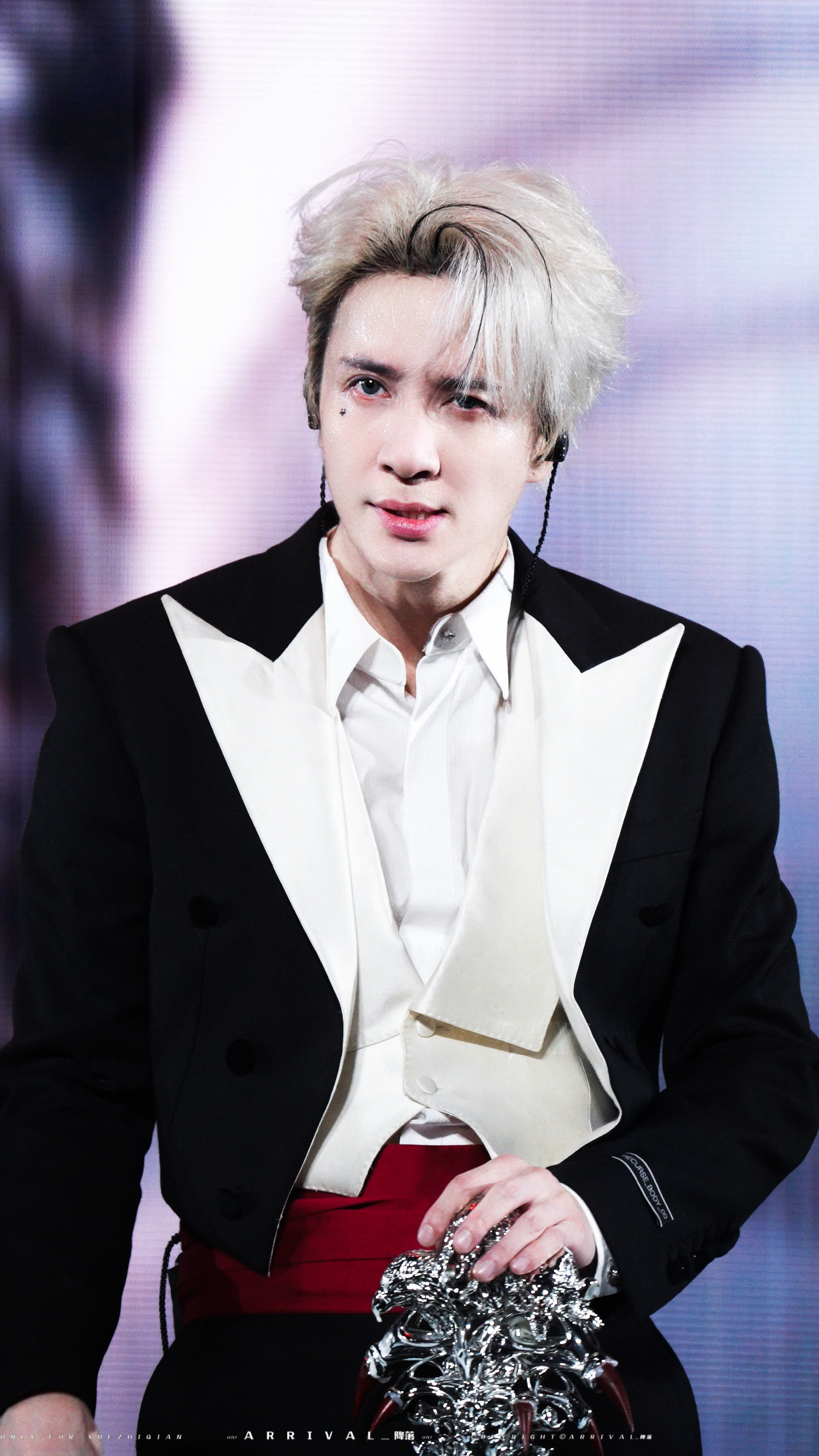 薛之谦抛话筒狂奔薛之谦抛话筒的神谁还没被这一幕帅到！干脆利落抛完话筒转身狂奔，氛