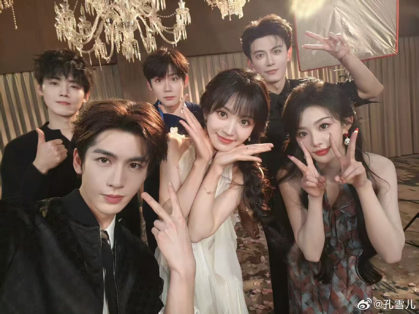 孔雪儿晒逐玉追剧团合照孔雪儿爱大家谢谢大家谁来懂懂这组合照的含金量！真的很养眼！