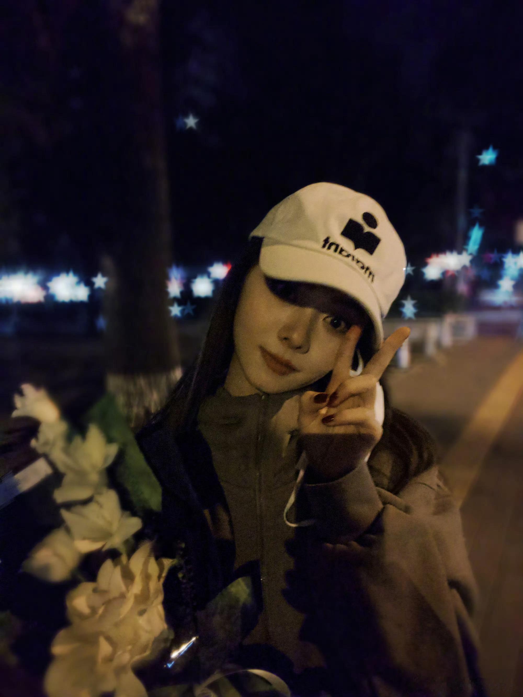很漂亮[哇]#谭松韵捧花路边随拍##谭松韵[超话]# ​​​