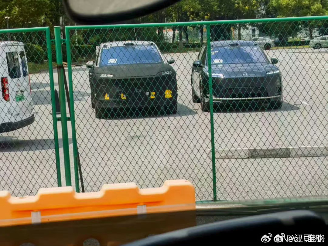 蔚来ES9比巨大的新ES8还要高大，后轮圈遮蔽故意扯掉了一块，恰好露出刹车盘，告