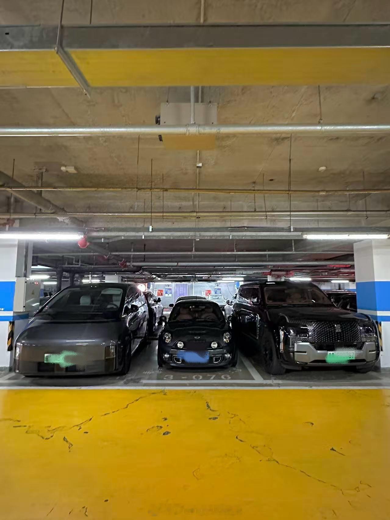 新能源大汽车和旧能源小汽车现在的电车真的越来越大 ​​​