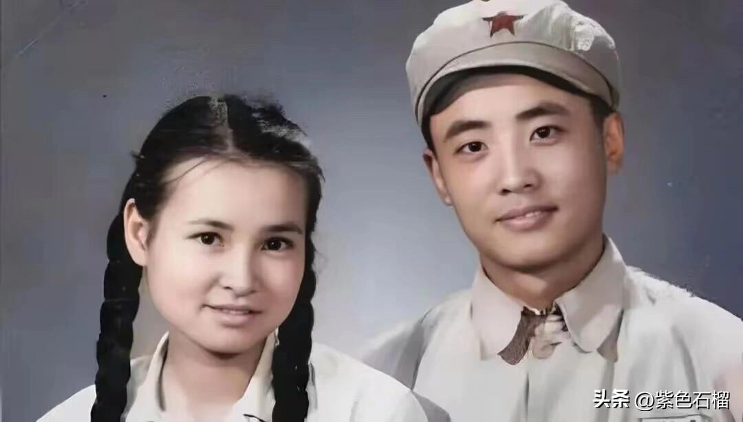 1953年，林微因女儿梁再冰和丈夫于航的罕见合影!当时梁再冰24岁，留着两条长长