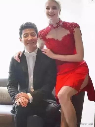 撒贝宁和她的加拿大妻子李白，外形是真不般配。
撒贝宁的身高在中国人当中不算矮小，