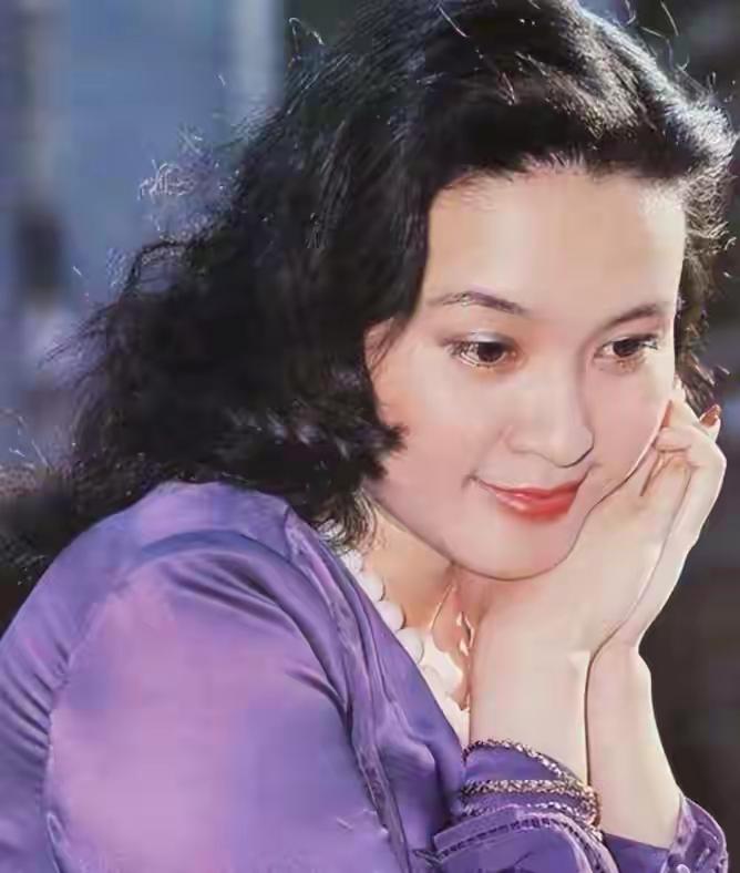 方舒曾是红极一时的影后，6岁演“小萝卜头”成名，巅峰时拿百花奖、登春晚用英语主持