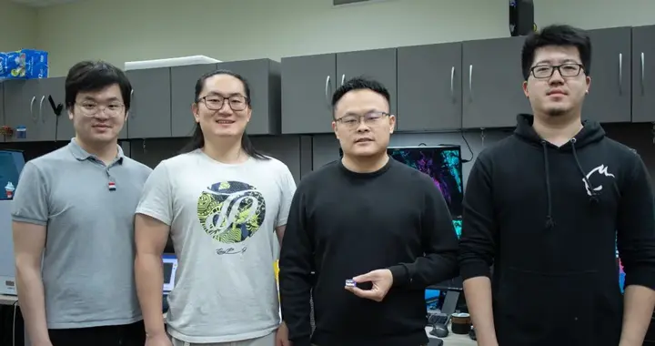 35美元！首款带OLED屏智能戒指问世，单手转着就能看消息