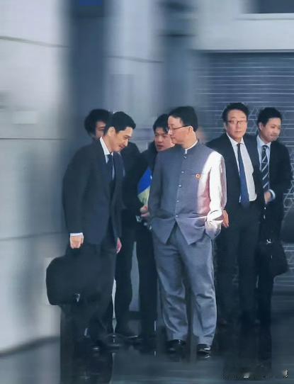 日本的玻璃心碎了。
据报道，日方不满中方安排媒体拍摄双手插兜画面。日本内阁官房长