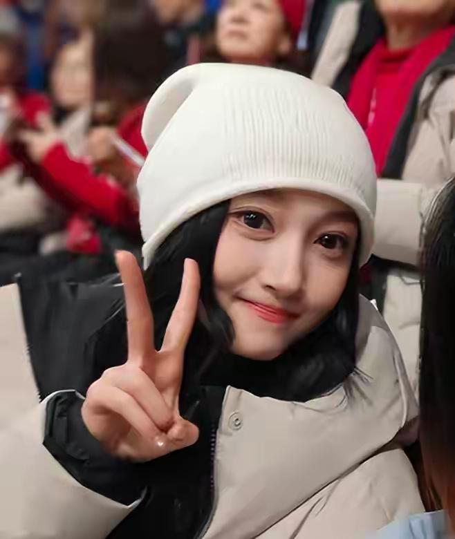 离2026年新年还有5天，29岁的关晓彤凭米兰之行惊艳全网，这波逆袭连鹿晗怕是都