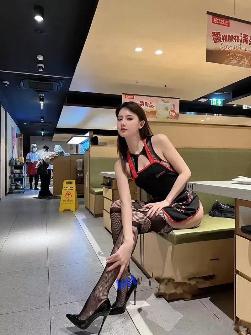 阿朱在海底捞展现性感完美身材，虽然穿着是比较的“暴露”，但是身材是真的性感高挑，