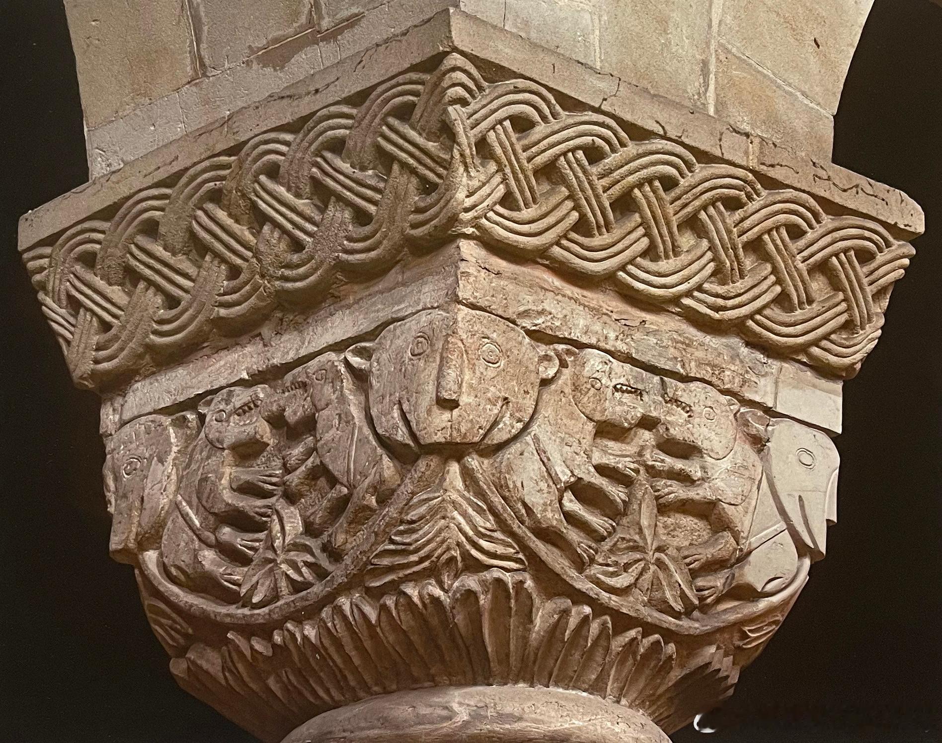 # 罗马式时期艺术  ROMANESQUE # 柱头上的装饰与雕像立方形柱头的内