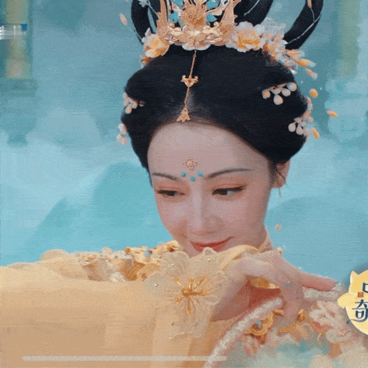 娜扎长得五官细致柔和一些热姐鼻子双眼皮这些都很大 ​​​