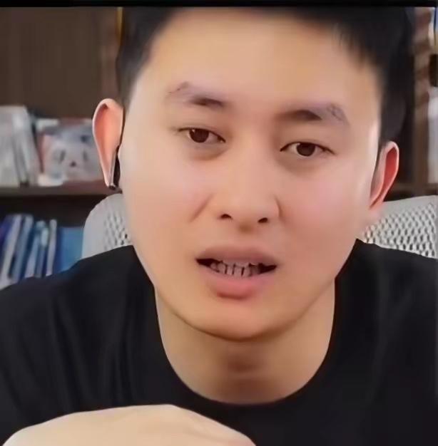 张雪峰走后，武亮接棒首秀了。33岁的武亮直播坐了5个多小时，600多万人次来看，