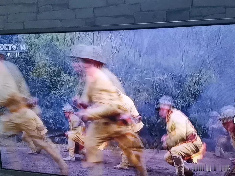 铁篱笆下的火种
 
1942年深秋，冀中平原的芦苇荡结着白霜，剃头匠老魏蜷在破庙