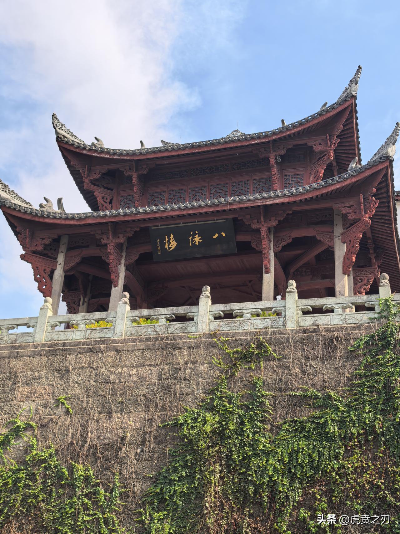 金华城区路面整洁清爽，满城文气氤氲。古楼藏旧事，江畔多公园，闲适自在，适合宜居。