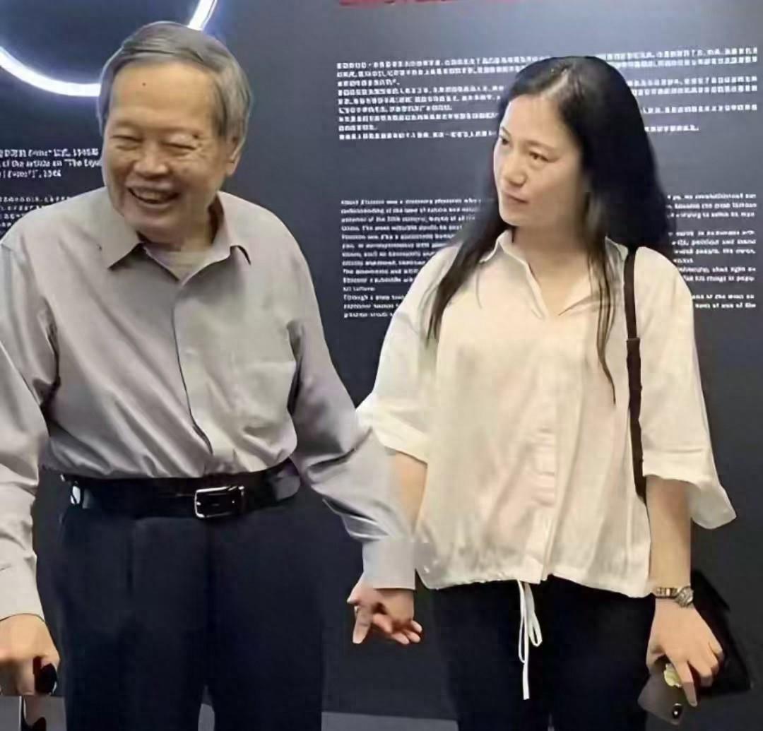杨振宁都103岁了！可你瞅瞅他，哪像百岁老人？

一般人到这岁数，早该坐轮椅了，