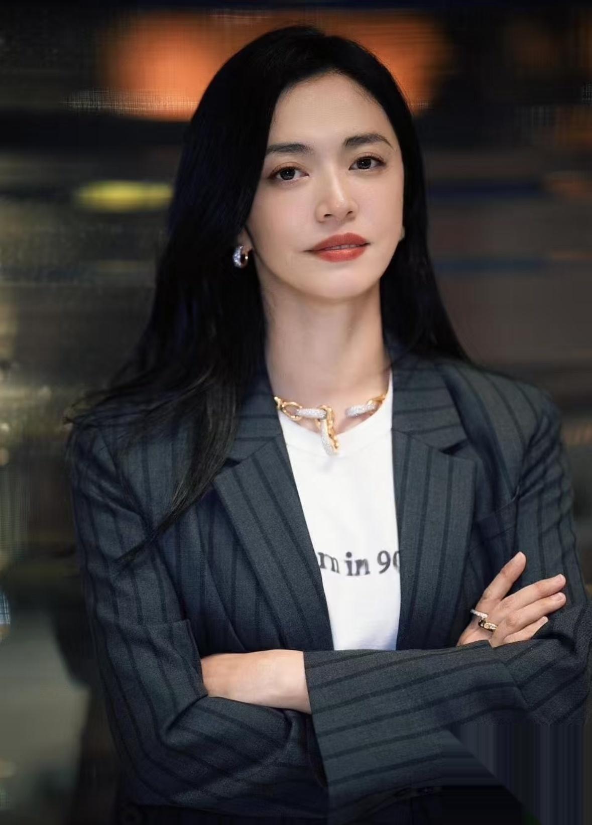 姚晨这事儿我看了三天，越看越纳闷哎。她团队删了将近5000条评论吧？我就想不通了