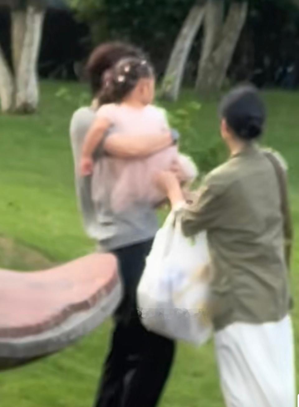 周也胡先煦《潮热雨季未解之谜》同框路透，幸福的一家三口！ 