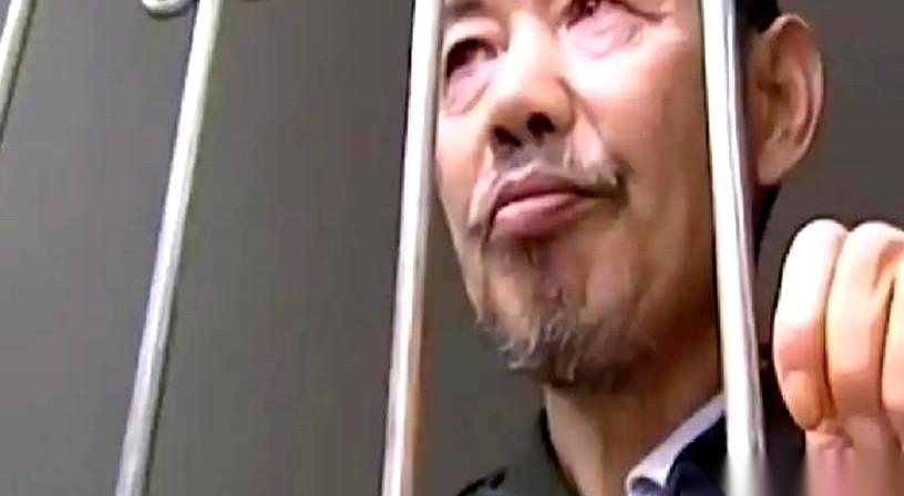 徐林东走在路上，突然几个人冲上来，直接架住他的胳膊往车里塞。没出示任何手续，也没