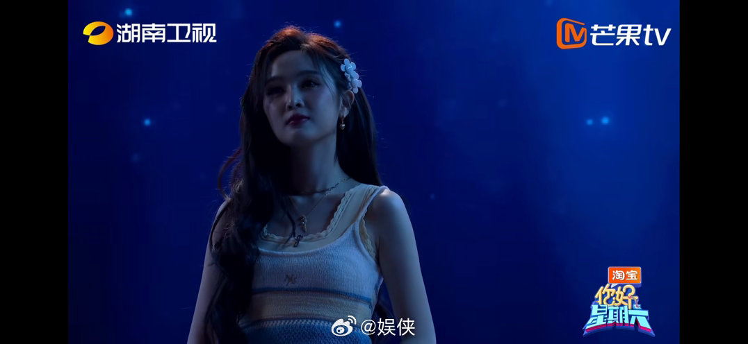 吴宣仪翟潇闻合唱一样的月光 舞台上吴宣仪和翟潇闻合唱《一样的月光》，一开口氛围感