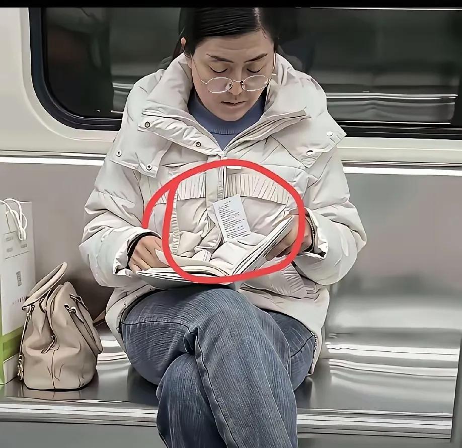 地铁上看见这位大姐，衣服吊牌还挂在胸口
我有点想不通，出门为啥不摘掉，挂着也没啥