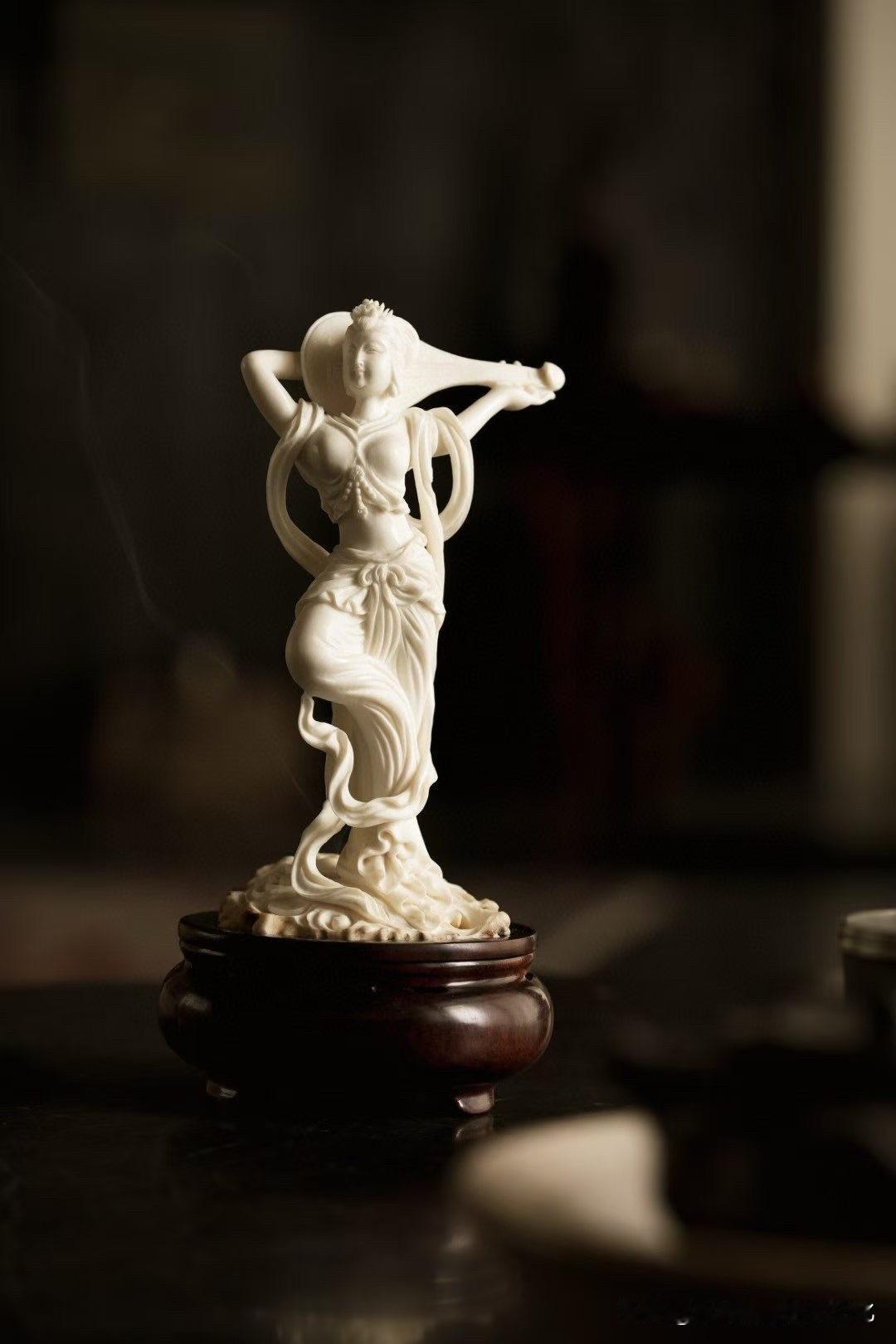 【鹿角｜飞天香炉】

有些作品，一眼看去，
仿佛连风都被雕了出来。

这尊飞天香