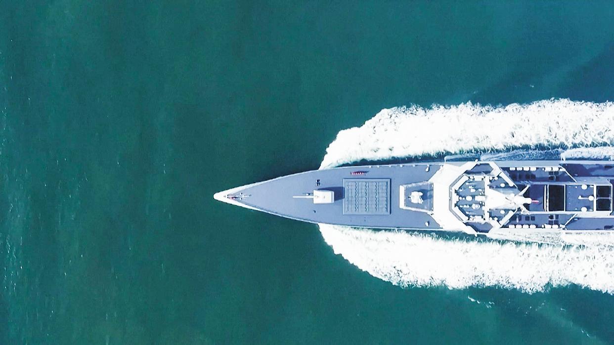 3月25日，人民海军发布重磅画面：055型导弹驱逐舰东莞舰、安庆舰同步亮相，展开