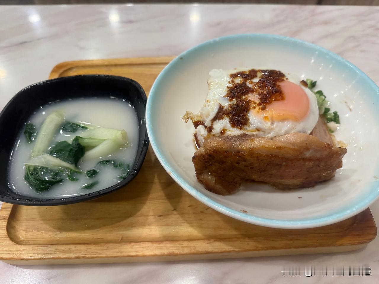 这个套餐58港币，跟深圳茶餐厅相差无几。以收入比来衡量，真不贵甚至有点惊喜（只要