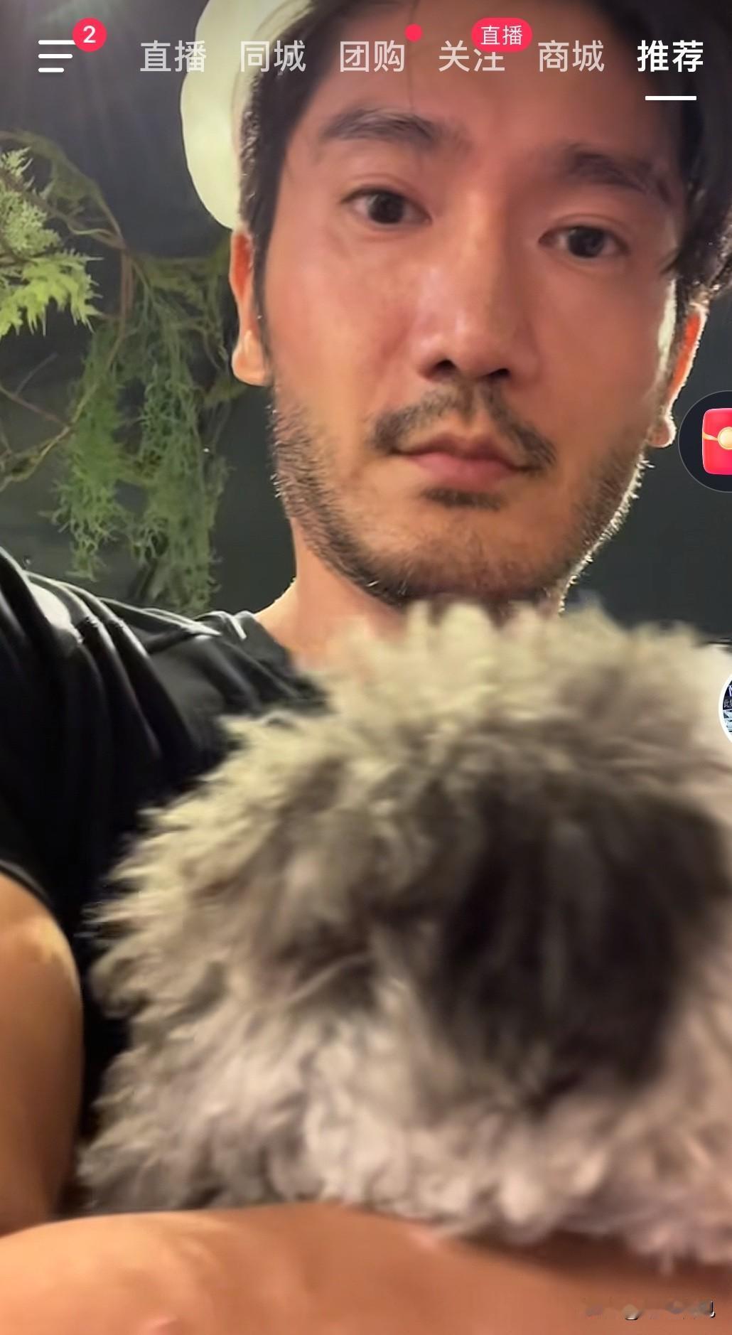 发现了吗？
高宇桥和弟弟高以翔极为相像，
典型的标志便是连把胡子！
哥俩仅相差三