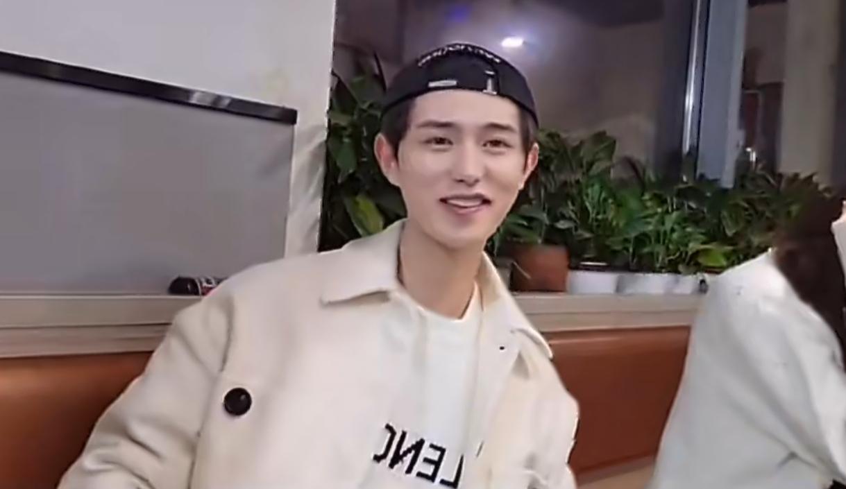 童锦程自曝线下社恐 鹿晗搭肩安慰太圈粉 细节见人品从不假
 
谁能想到镜头前侃侃