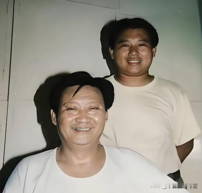 这是相声演员:郭德纲年轻的时候和他的第一位老师:杨志刚在一起的合影。
为什么说这