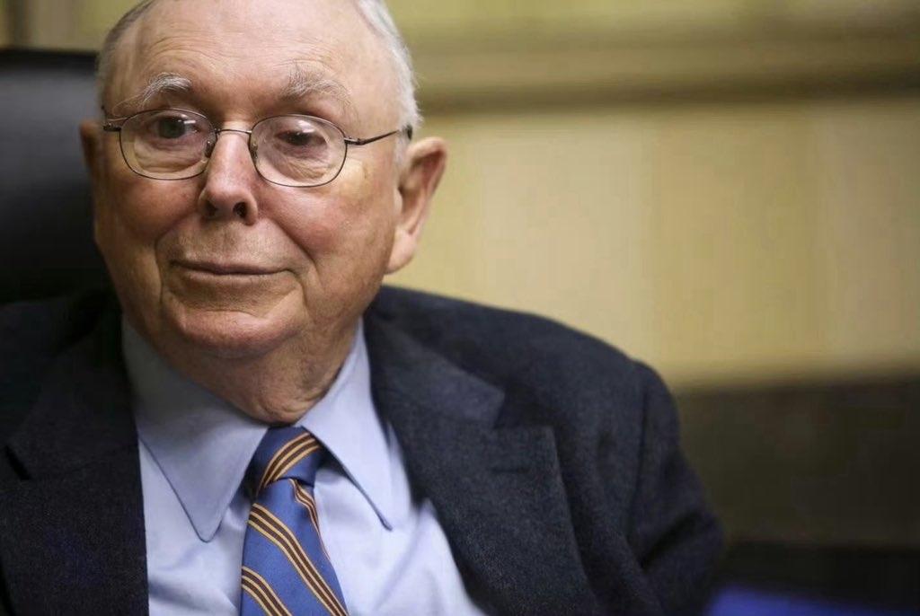 在投资界，有一句话流传甚广：

查理·芒格说，
他见过最像沃伦·巴菲特的人，
是