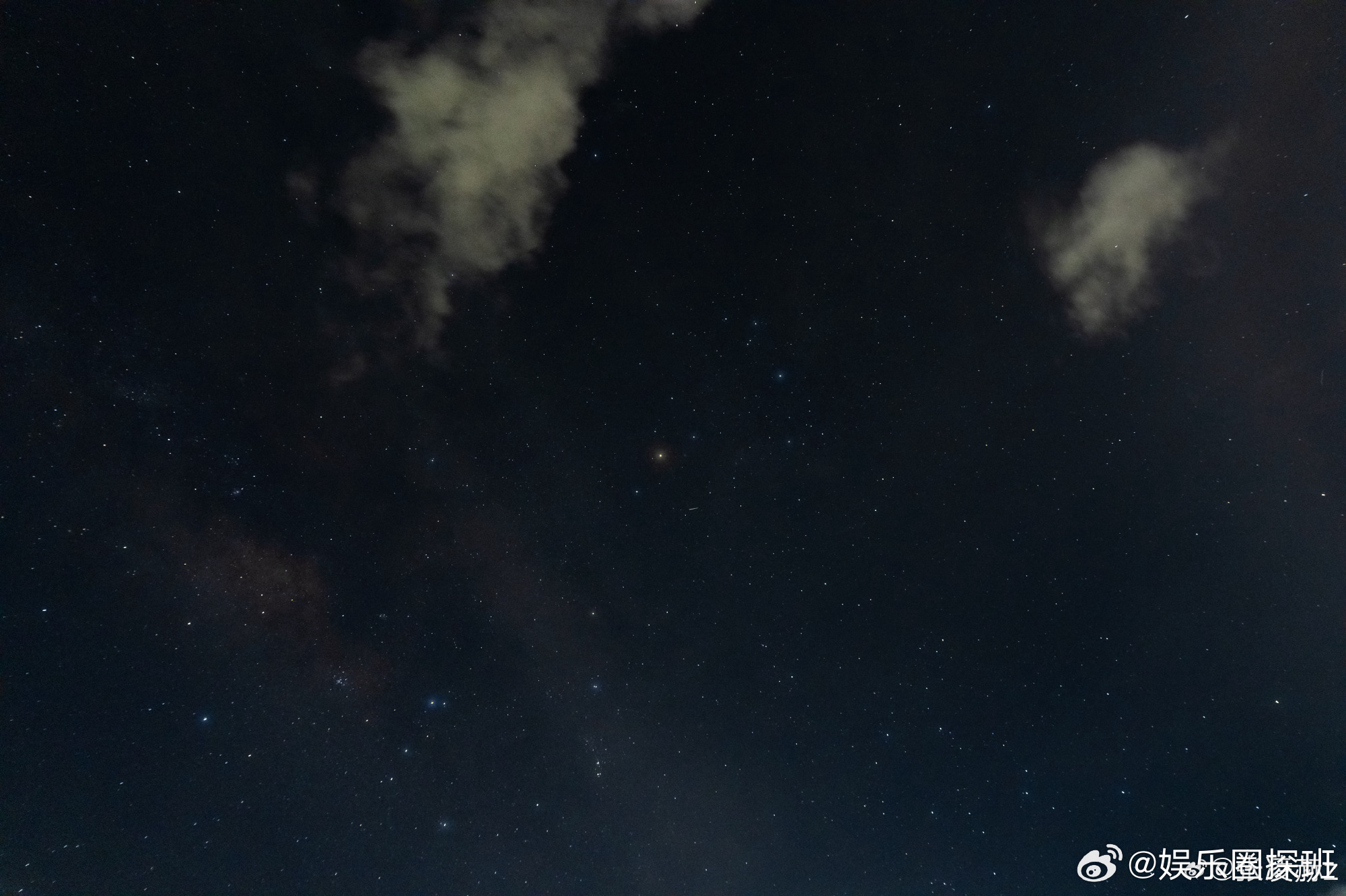 张凌赫看到流星了，凌晨4掉还在解读角色，长得帅就算了，还那么努力，难怪最近火的一