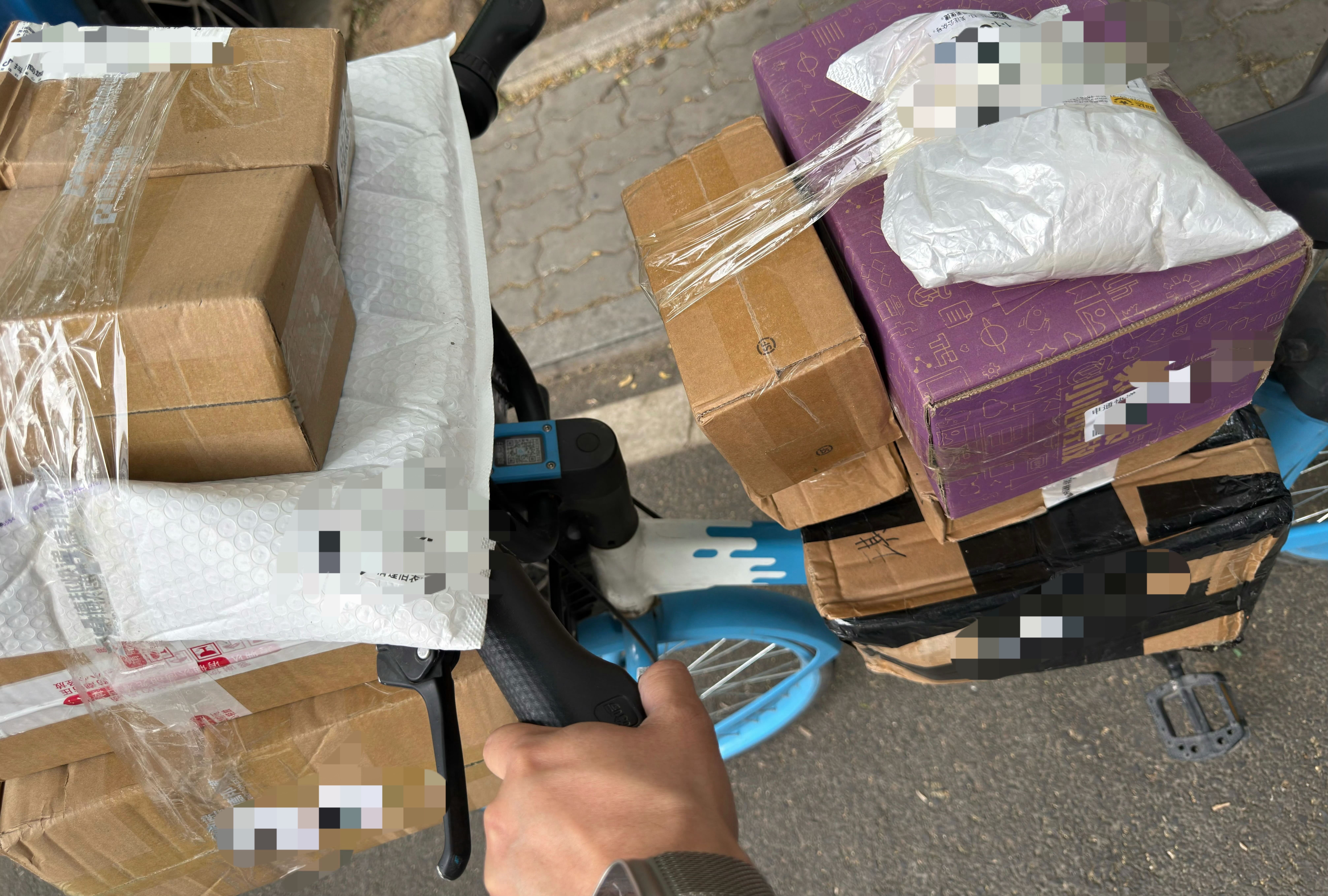 下班取了20个快递，不扫个单车还拿不了呢还。特么的，回去高低不能给她好脸色看。[