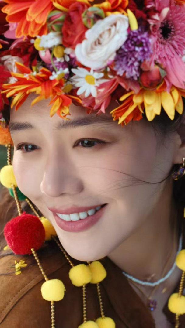 马思纯云南体验簪花 一眼沦陷的簪花美学！马思纯将山野浪漫簪满头，明艳的色彩衬得肌