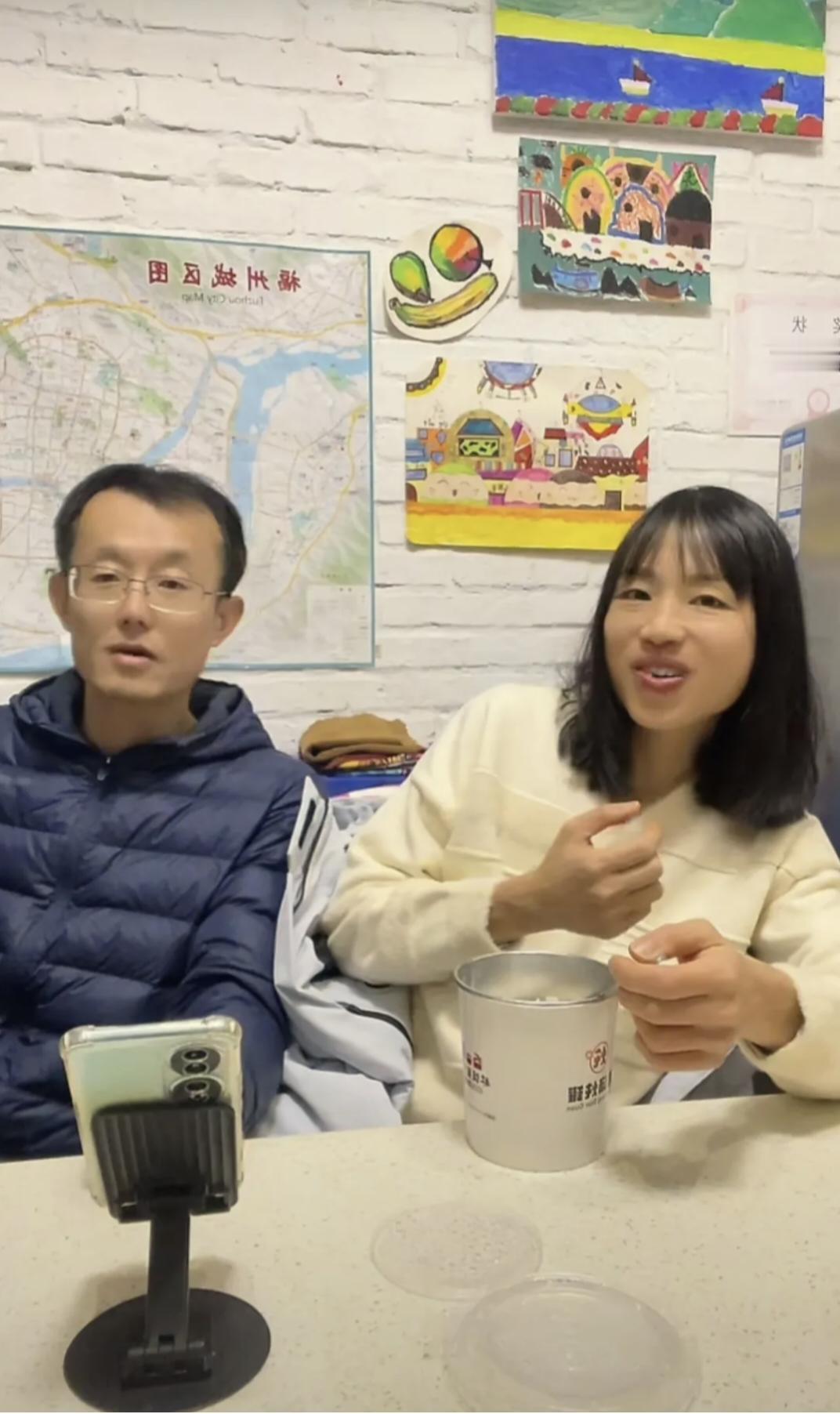 张水华开直播秀恩爱！昨晚辞职后的张水华第一次和老公直播，夸自己老公很会说话，还开