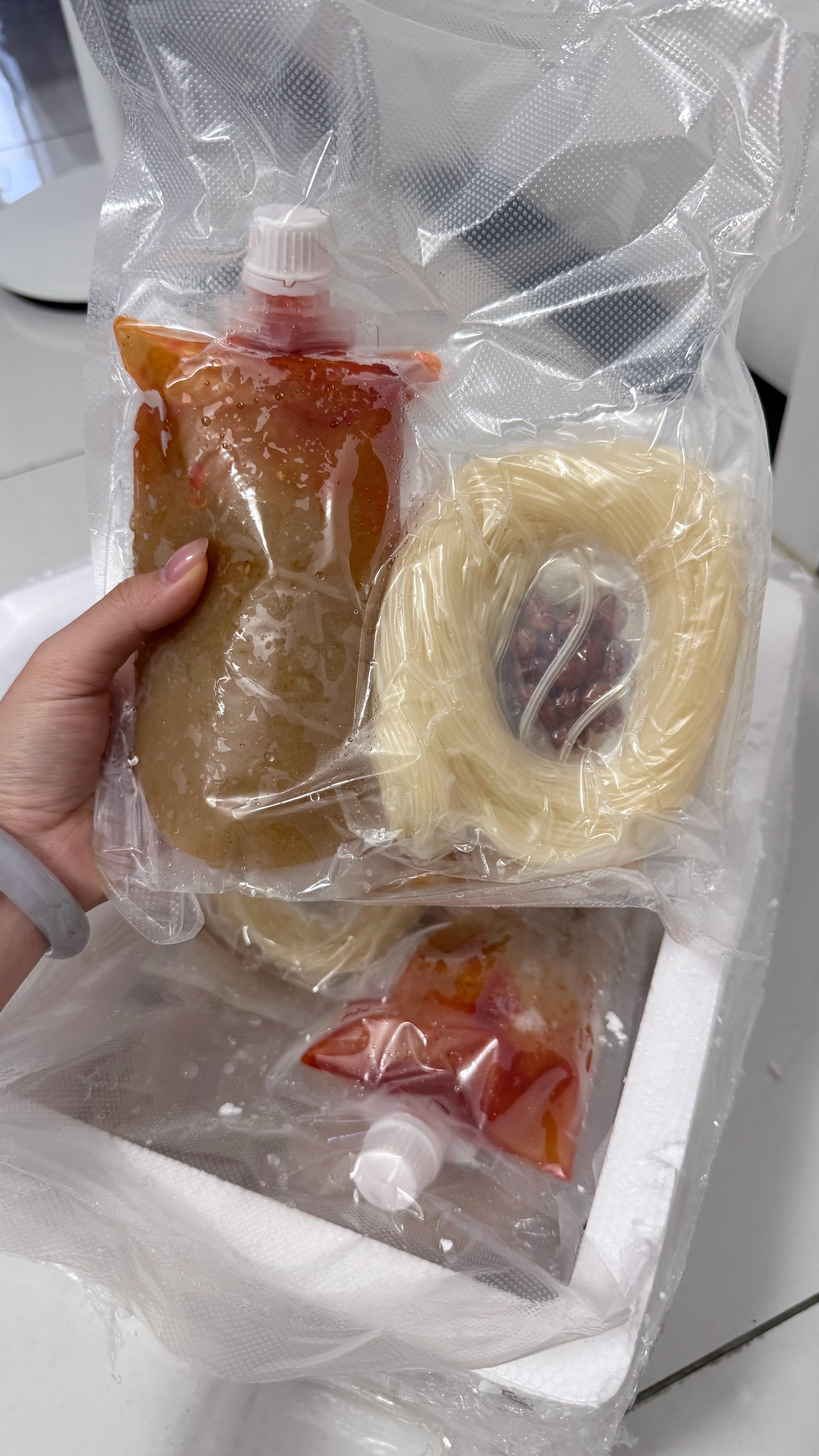 好姐妹儿就这样投喂我自己ku'ku瘦十来斤给我整来一箱子螺蛳粉我爱她[舔屏]​​